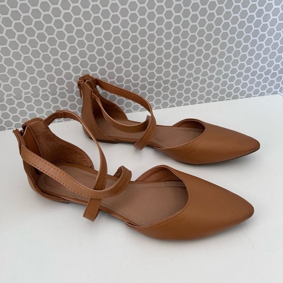 Charlotte Russe Shoes - Charlotte Russe Woman’s Tan Criss Cross Flats w Straps & a Zipper Closure Size 8